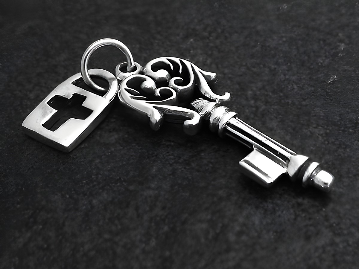 Sterling Silber Anhänger Schlüssel mit Kreuz, Hersteller Juwelier Harnisch, eleganter Schlüsselanhänger mit filigranen Details und einem kleinen Kreuzanhänger.