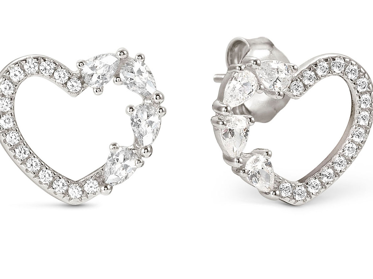Zwei elegante Ohrstecker in Herzform aus Sterling Silber, verziert mit funkelndem Zirkonia in Weiß, perfekt für einen romantischen Look, Hersteller Nomination, Modell Shine Me Up.