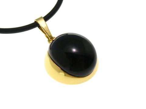 Goldanhänger mit Onyx von Juwelier Harnisch, zeigt einen ovalen, schwarzen Onyx-Stein, der von einem goldenen Rahmen umfasst wird, an einem schwarzen Halsband befestigt.