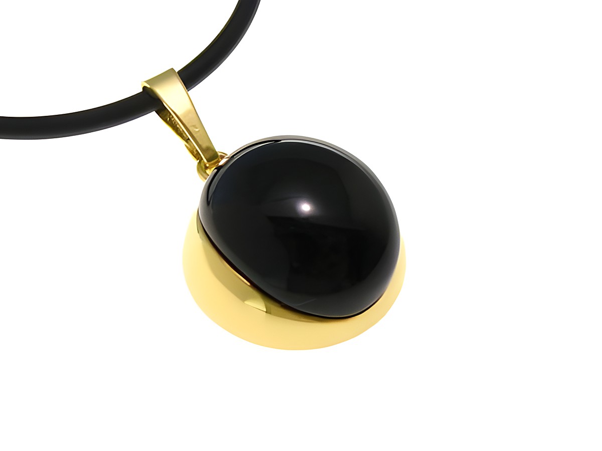 Goldanhänger mit Onyx von Juwelier Harnisch, zeigt einen ovalen, schwarzen Onyx-Stein, der von einem goldenen Rahmen umfasst wird, an einem schwarzen Halsband befestigt.