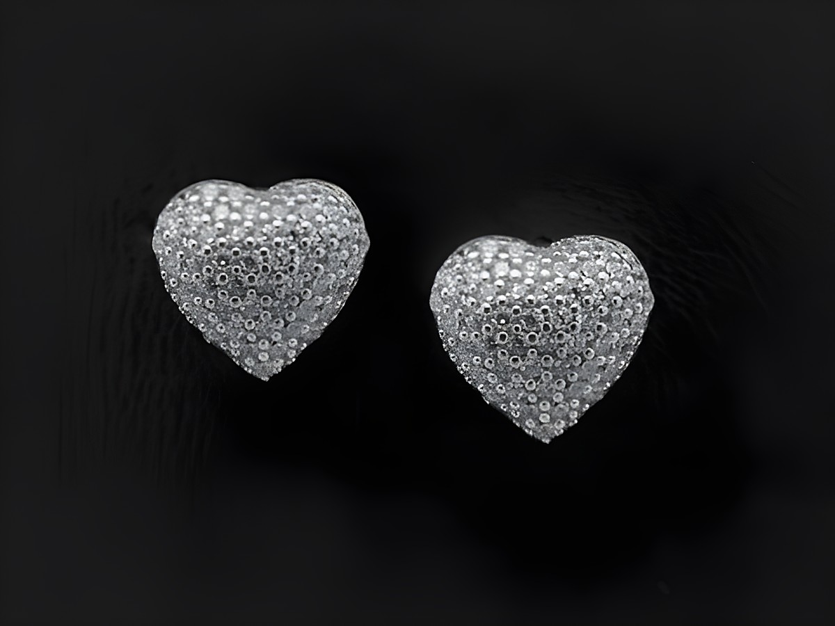 Ohrringe Herz der Liebe aus rhodiniertem Sterling Silber mit Zirkonia, funkelndes Design für eleganten Schmuck, Hersteller Juwelier Harnisch.