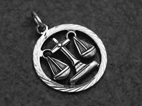 Runder und plastischer Silberanhänger mit dem Symbol der Waage, Hersteller Juwelier Harnisch, ideal für das Sternzeichen Waage.
