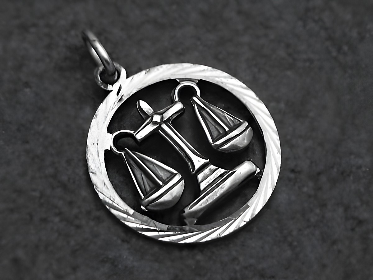 Runder und plastischer Silberanhänger mit dem Symbol der Waage, Hersteller Juwelier Harnisch, ideal für das Sternzeichen Waage.