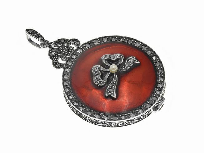 Sterling Silber Medaillon emailliert rot mit floralem Design und einer Perle in der Mitte, Hersteller Juwelier Harnisch, detailreiche Verzierung.
