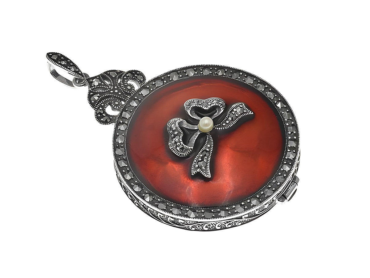 Sterling Silber Medaillon emailliert rot mit floralem Design und einer Perle in der Mitte, Hersteller Juwelier Harnisch, detailreiche Verzierung.
