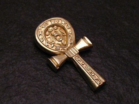 Ägyptisches Kreuz Anhänger aus Silber vergoldet mit dekorativem Detail und historischen Symbolen, Hersteller Juwelier Harnisch, schlichtes und edles Design für jeden Anlass.