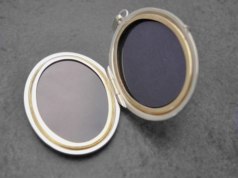 Brillant Gold Medaillon Luxus Schmuckstück 34 mm Gold 585 Hersteller Juwelier Harnisch mit Stein, geöffnetes Medaillon mit ovalen Spiegeln und feiner Verzierung.