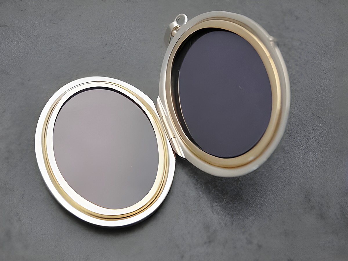 Brillant Gold Medaillon Luxus Schmuckstück 34 mm Gold 585 Hersteller Juwelier Harnisch mit Stein, geöffnetes Medaillon mit ovalen Spiegeln und feiner Verzierung. – Ansicht 2
