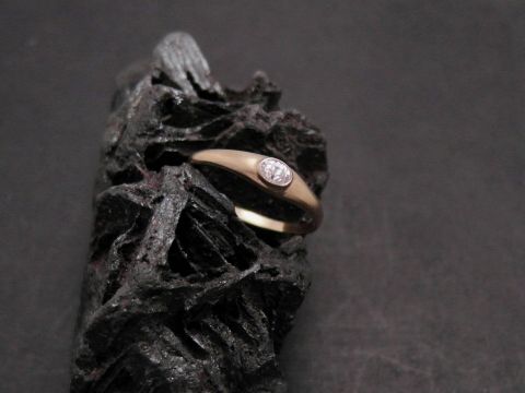 Gold Ring - zart - Gold 333 - Zirkonia - Gr. 51, Hersteller: Juwelier Harnisch, bis Gr. 52/17, elegant und stilvoll auf dunklem Hintergrund präsentiert.