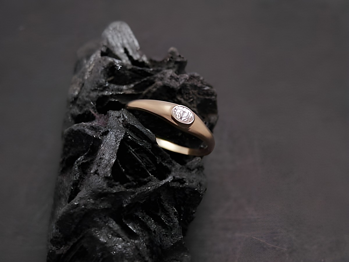 Gold Ring - zart - Gold 333 - Zirkonia - Gr. 51, Hersteller: Juwelier Harnisch, bis Gr. 52/17, elegant und stilvoll auf dunklem Hintergrund präsentiert.