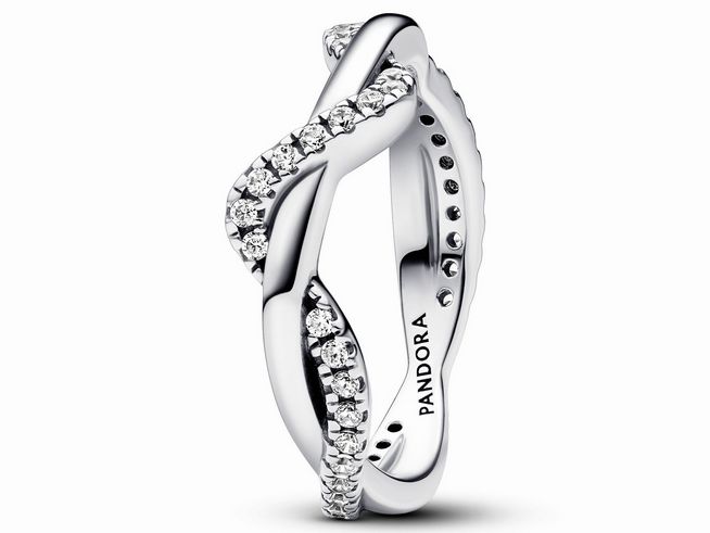 193098060-0 Funkelnder Ring von Pandora in sterlingsilber mit klaren Zirkonia, Größe 60. Der Ring zeigt eine elegante, verschlungene Wellenform und glänzt durch sein dezentes Design.