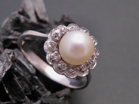 Weißgold Perlen Ring blumig Gr. 58 mit 6,8 mm Zuchtperle und Zirkonia, Hersteller Juwelier Harnisch, bis Gr. 58/18,5. Elegantes Schmuckstück mit zeitlosem Design.