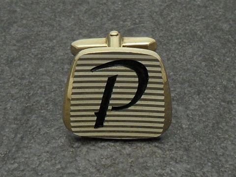 Vergoldete Manschettenknöpfe mit den Initialen P auf gestreiftem Hintergrund, hergestellt von Juwelier Harnisch, elegant und stilvoll für besondere Anlässe.