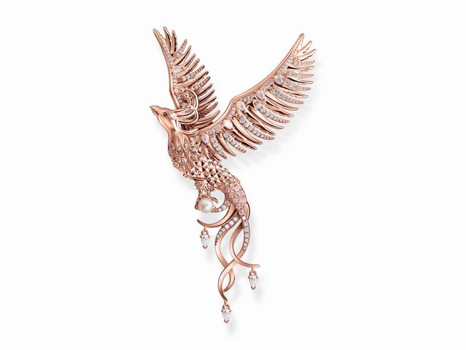 Der Thomas Sabo PE937-426-7 Anhänger zeigt einen detailreich gestalteten Phönix aus der Asche in vergoldetem Roségold mit einer Süßwasserzuchtperle und funkelnden Akzenten.