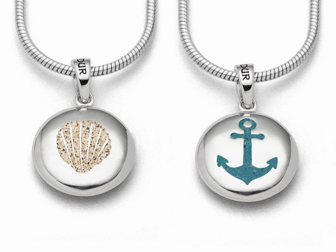 Silber Anhänger von DUR in elliptischer Form mit einem Muschelmuster aus Strandsand auf einer Seite und einem blauen Anker auf der anderen Seite, geeignet für Schmuckliebhaber.
