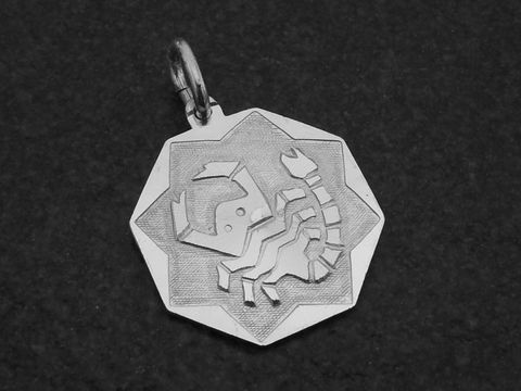 Silber Anhänger Platte Sternzeichen Skorpion von Juwelier Harnisch, dargestellt mit einem stilisierten Skorpion auf einem oktagonalen Grund.
