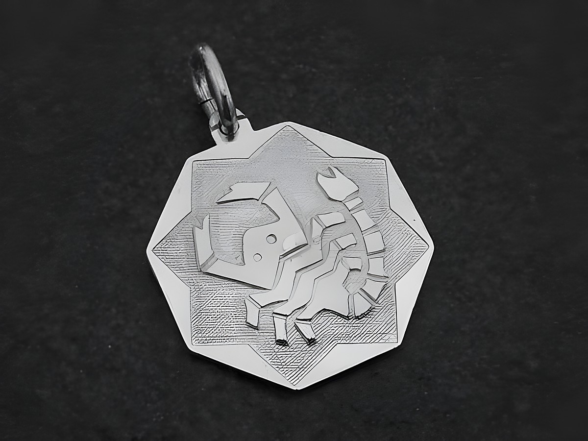Silber Anhänger Platte Sternzeichen Skorpion von Juwelier Harnisch, dargestellt mit einem stilisierten Skorpion auf einem oktagonalen Grund.