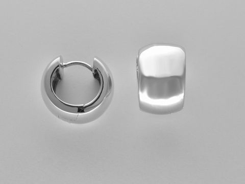 Silberne Creolen aus Sterling Silber mit einem Durchmesser von 1,5 cm und einer Breite von 9,2 x 2,8 mm, präsentiert von Juwelier Harnisch, elegant und modern bis 15 mm.