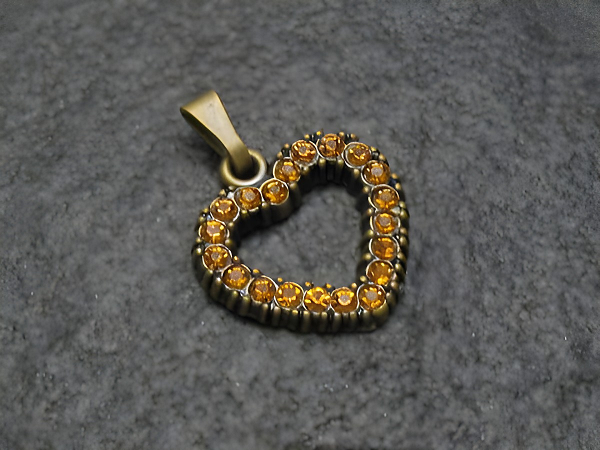 Gelber Strass Anhänger im sexy City Look in Herzform, geschmückt mit funkelnden Strasssteinen, Hersteller: Juwelier Harnisch, ideal für besondere Anlässe oder als modisches Accessoire.