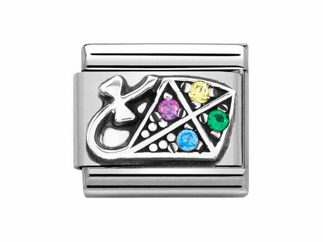 Das Bild zeigt einen Charm aus Sterling Silber mit einem Drachenmotiv und bunten Zirkonia in verschiedenen Farben, hergestellt von Nomination. Das Design ist kreativ und einzigartig.