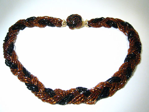 Geflochtene Kette aus kleinen Perlen in Braun und Schwarz, Hersteller Juwelier Harnisch, elegante Perlenkette für stilvolle Auftritte, zeitloses Design und hohe Qualität.