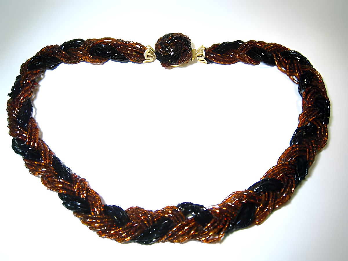 Geflochtene Kette aus kleinen Perlen in Braun und Schwarz, Hersteller Juwelier Harnisch, elegante Perlenkette für stilvolle Auftritte, zeitloses Design und hohe Qualität.