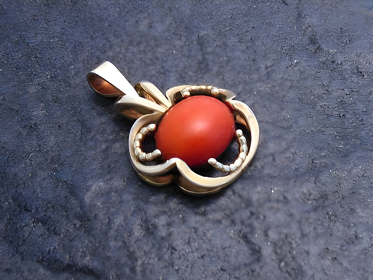 Gold Anhänger stilvoll mit Koralle, umrahmt von filigranen Details, Hersteller Juwelier Harnisch, ideal für elegante Schmuckstücke und Accessoires.