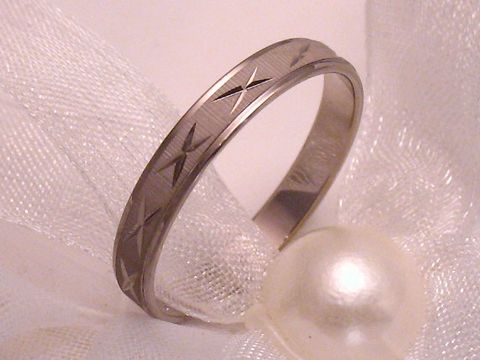 Trauring Ehering Brilliance Cross aus Weißgold 585, Größe 55/17,5, Hersteller: Juwelier Harnisch, bis Größe 56/17,8, elegant mit eingraviertem Muster.