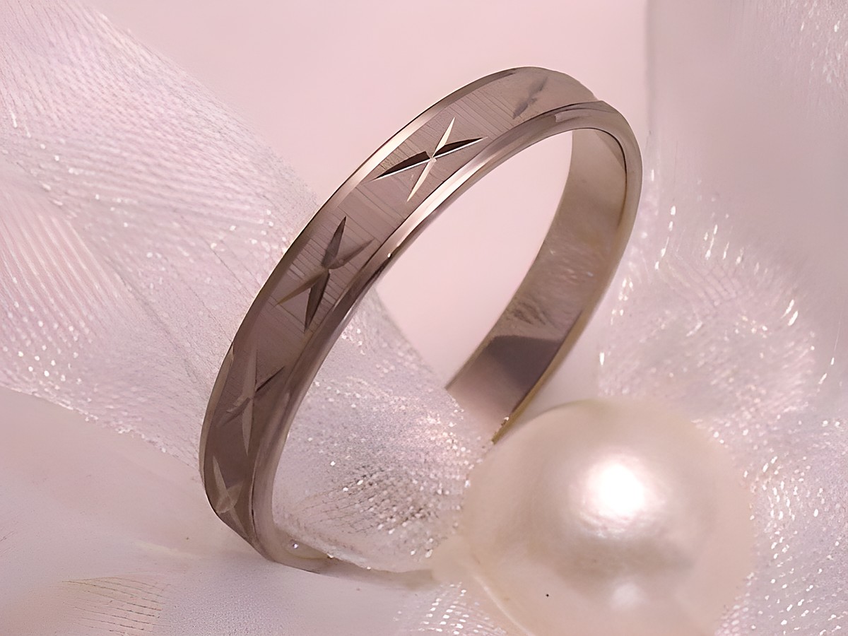 Trauring Ehering Brilliance Cross aus Weißgold 585, Größe 55/17,5, Hersteller: Juwelier Harnisch, bis Größe 56/17,8, elegant mit eingraviertem Muster.