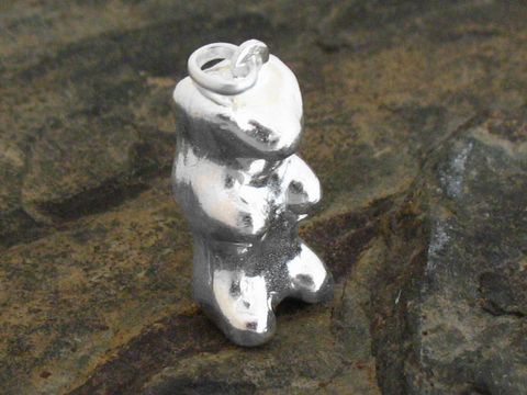 Silber Anhänger Bärchen in Form eines Bären aus 925 Sterling Silber, hergestellt von Juwelier Harnisch, ideal als Schmuckstück für Tierliebhaber.