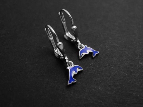Niedliche Ohrringe in Form von Delfinen aus rhodiniertem Sterling Silber mit blau-weiß-schwarzer Lackierung, hergestellt von Juwelier Harnisch, ideal für Kinder.