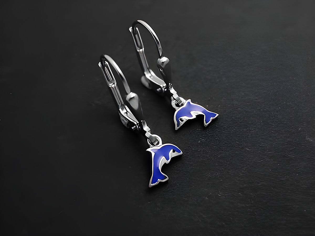 Niedliche Ohrringe in Form von Delfinen aus rhodiniertem Sterling Silber mit blau-weiß-schwarzer Lackierung, hergestellt von Juwelier Harnisch, ideal für Kinder.