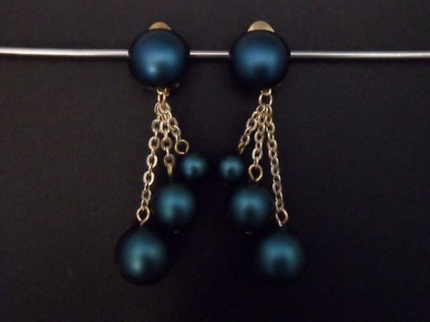 71911-0 Ohrclip in dunkelgrün zeitlos mit goldfarbenen Details aus Kunstharz in seidenmatter Optik, Hersteller Juwelier Harnisch, ideal für elegante Anlässe.