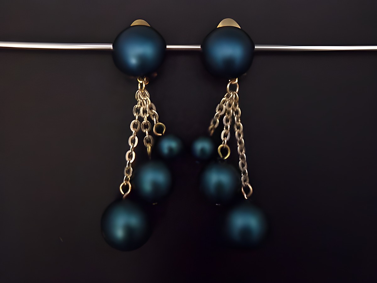 Ohrclip in dunkelgrün zeitlos mit goldfarbenen Details aus Kunstharz in seidenmatter Optik, Hersteller Juwelier Harnisch, ideal für elegante Anlässe.