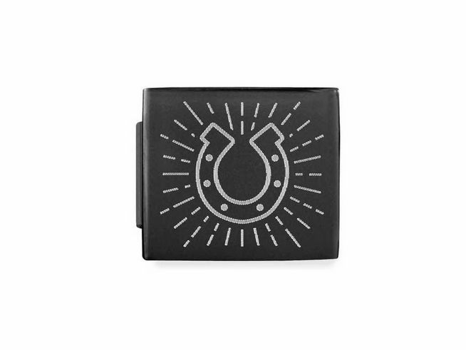 423011016-0 Edelstahl Charm von Nomination mit schwarzer Matt-Oberfläche, versehen mit einem Hufeisen-Motiv und strahlenden Linien, für einen modernen Look im Schmuckdesign.