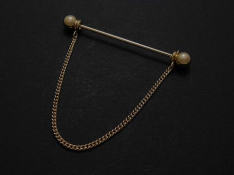 Kragenstäbchen mit Kette in rund, vergoldet, Maße 50,2 x 1,2 mm, elegantes Design von Juwelier Harnisch zur Verschönerung von Kragen und Accessoires.