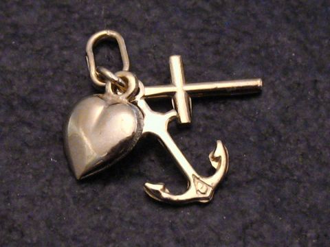 Gold Anhänger in Form eines Herzens, Ankers und Kreuzes symbolisiert Glaube, Liebe und Hoffnung, Hersteller: Juwelier Harnisch, Seefahrt.