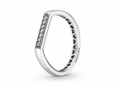 Funkelnder Pandora Ring aus Silber, Größe 48, mit glitzernden Details und herzförmigem Design an der Innenseite, ideal für stilvolle Akzente im Alltag.