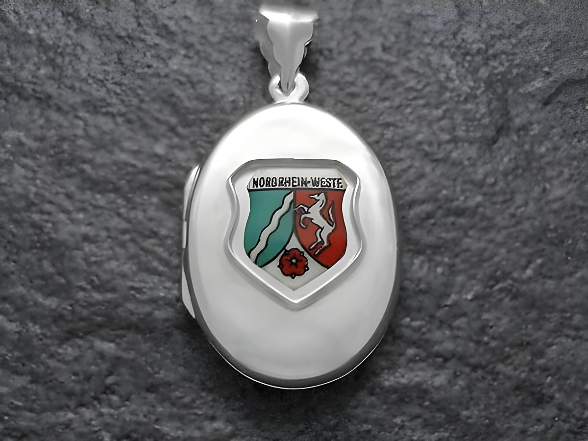 Silbernes Medaillon mit dem Wappen von Nordrhein-Westfalen, das ein rot-grünes Design mit Löwen und Wellen zeigt, hergestellt von Juwelier Harnisch.