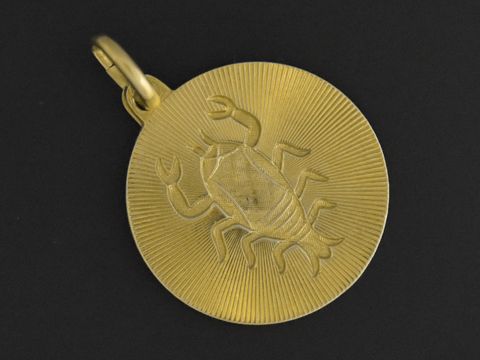 Krebs Gold Sternzeichen Gravurplatte im Diamantschliff mit einem Durchmesser von 20,1 mm, zeigt detailliert das Krebszeichen auf einer strukturierten goldenen Oberfläche.