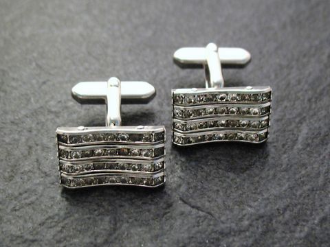 10424-0 Manschettenknöpfe silberfarben mit Strass-Steinen rhodiniert von Juwelier Harnisch, die elegantes Design mit funkelnden Steinen kombinieren und jeden Anzug aufwerten.