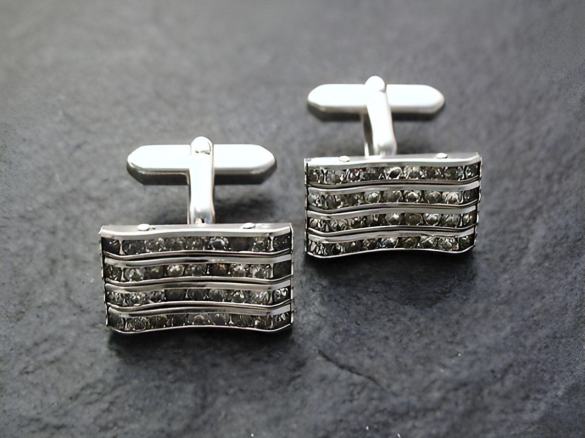Manschettenknöpfe silberfarben mit Strass-Steinen rhodiniert von Juwelier Harnisch, die elegantes Design mit funkelnden Steinen kombinieren und jeden Anzug aufwerten.