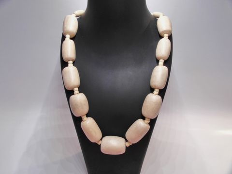 Holzkette aus Zylinderformen in naturbraun, 31 mm Durchmesser und 60 cm Länge, von Juwelier Harnisch, ideal für einen natürlichen und stilvollen Look.