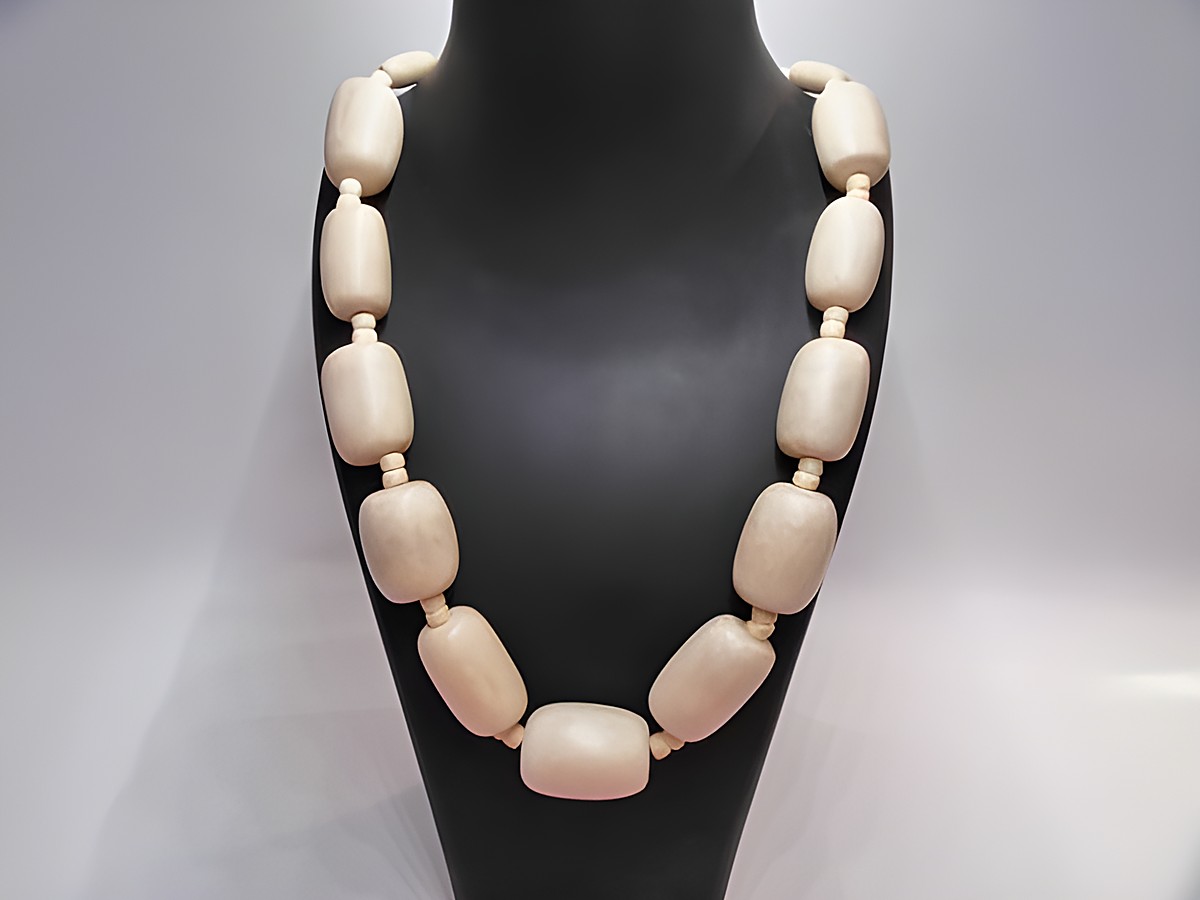 Holzkette aus Zylinderformen in naturbraun, 31 mm Durchmesser und 60 cm Länge, von Juwelier Harnisch, ideal für einen natürlichen und stilvollen Look.