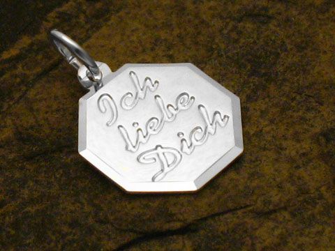 Gravurplatte Ich liebe Dich Anhänger aus Sterling Silber, Hersteller Juwelier Harnisch, zeigt die eingravierte Botschaft in eleganter Schrift auf einem achteckigen Anhänger.