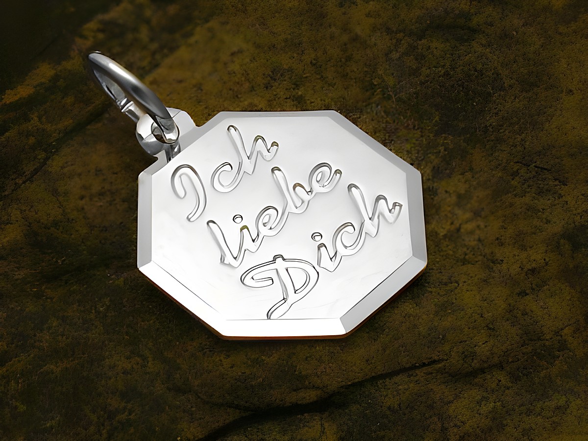 Gravurplatte Ich liebe Dich Anhänger aus Sterling Silber, Hersteller Juwelier Harnisch, zeigt die eingravierte Botschaft in eleganter Schrift auf einem achteckigen Anhänger.