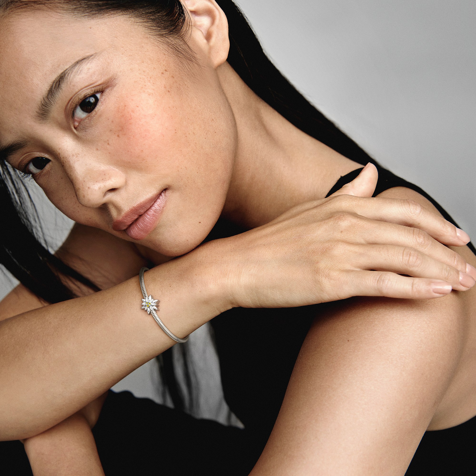 Pandora Edelweiß Sterling Silber Charm + Weiß & Gelb Emaille – Ansicht 2