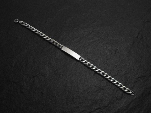 Armband mit Gravurplatte in Silberauflage, 17 cm lang, Hersteller Juwelier Harnisch, ideal für persönliche Gravuren und besondere Anlässe, zeitloses und elegantes Design.