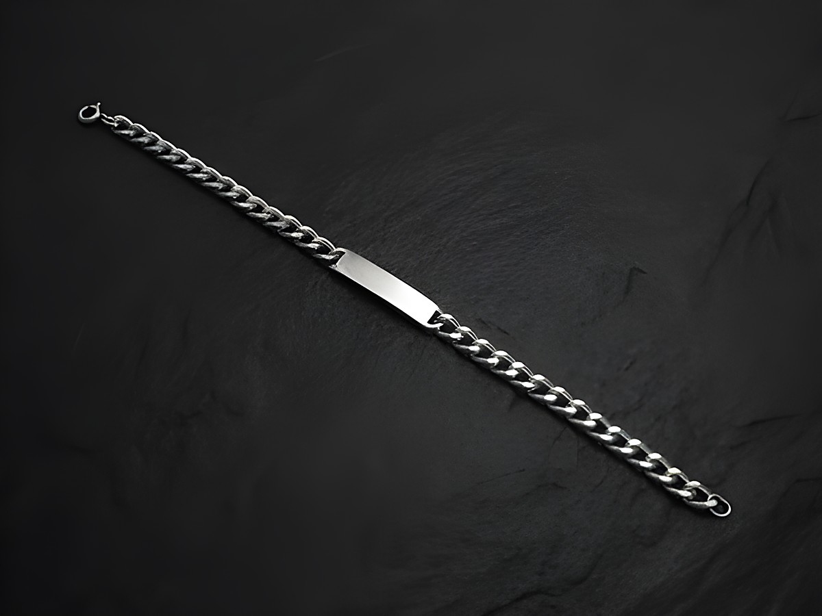 Armband mit Gravurplatte in Silberauflage, 17 cm lang, Hersteller Juwelier Harnisch, ideal für persönliche Gravuren und besondere Anlässe, zeitloses und elegantes Design.