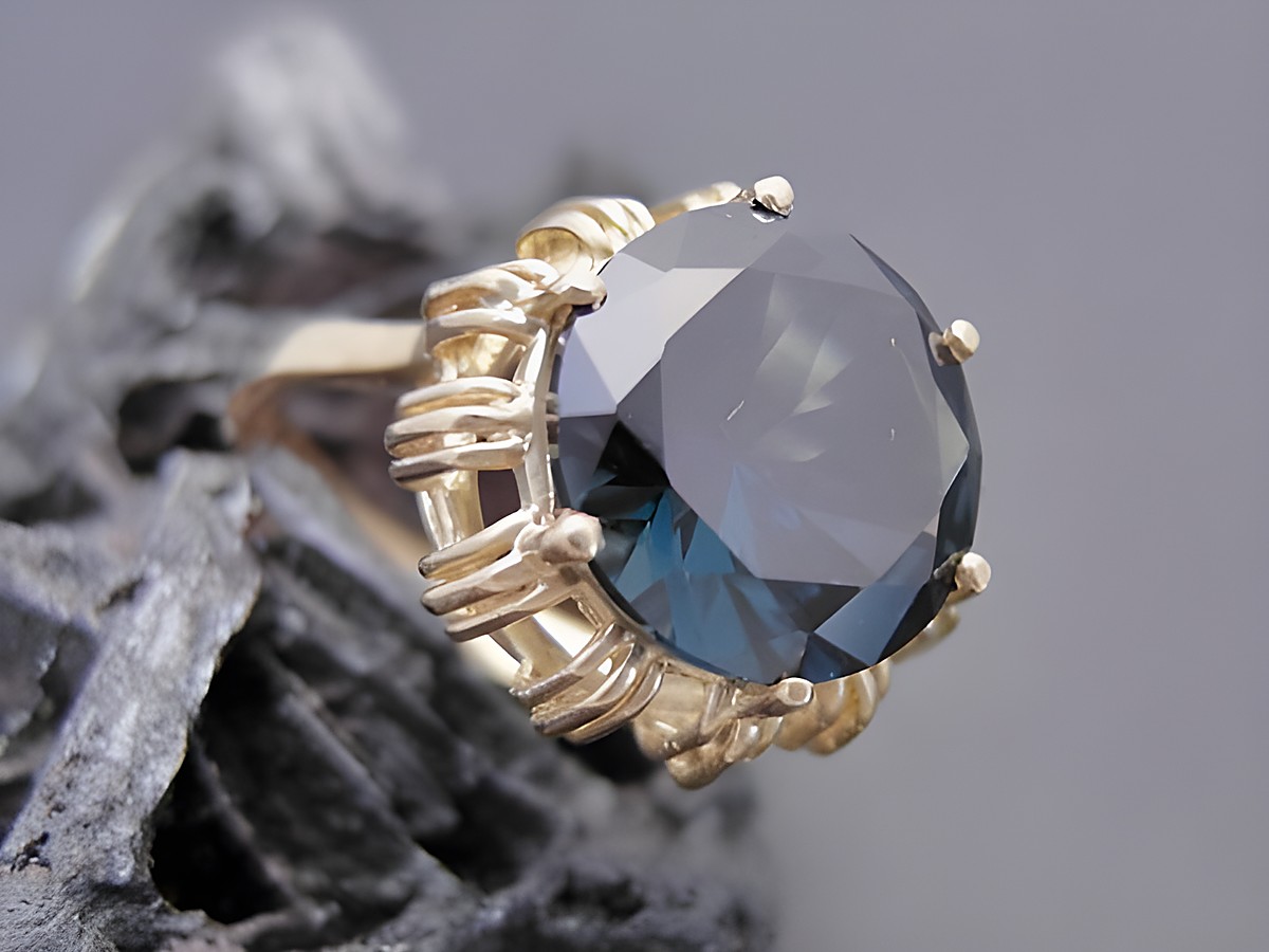 Goldring ausdruckstark mit synthetischem Turmalin in Größe 54. Das Design kombiniert feines Gold 333 und stammt vom Juwelier Harnisch, elegant und zeitlos.